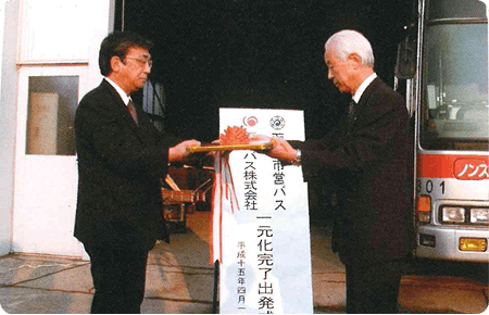 局長（左）からゴールデンキーを受け取る社長